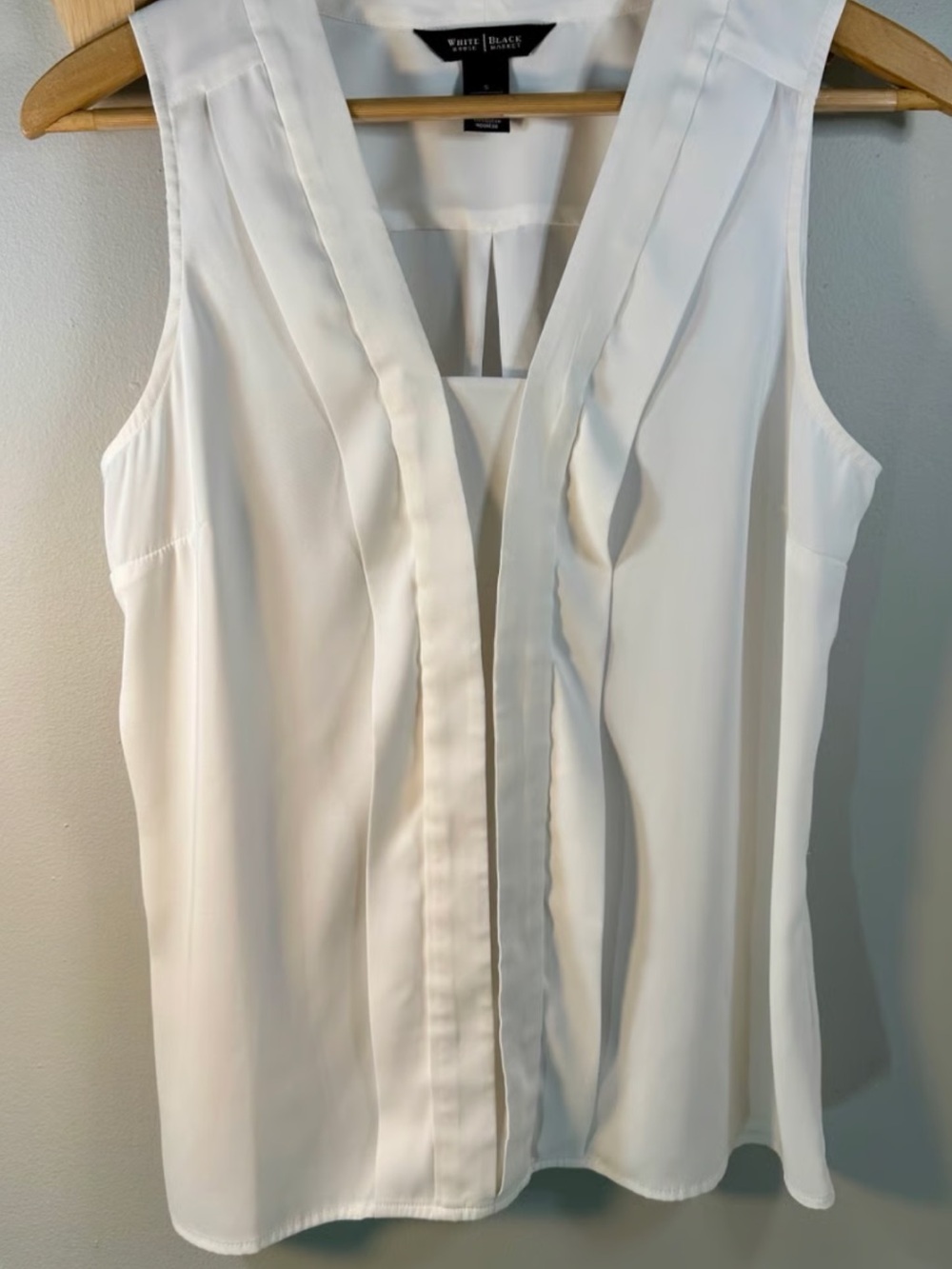 White House, black market Silk Sleeveless V-Neck Top in Ivory